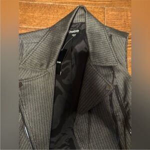 bebe Black Textured Skirt and vest zipper outfit